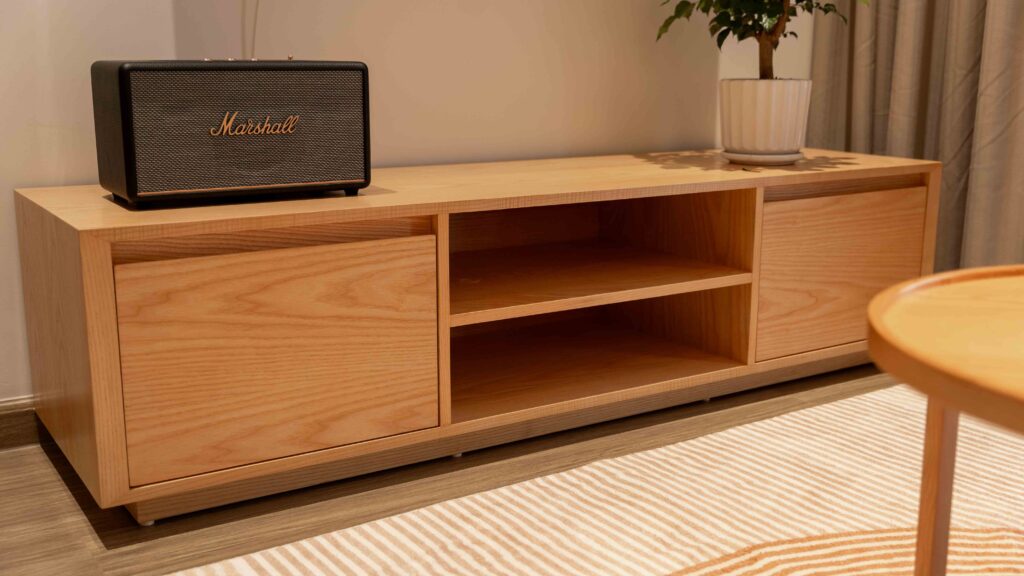 Kệ TV làm từ gỗ tần bì bề mặt veneer