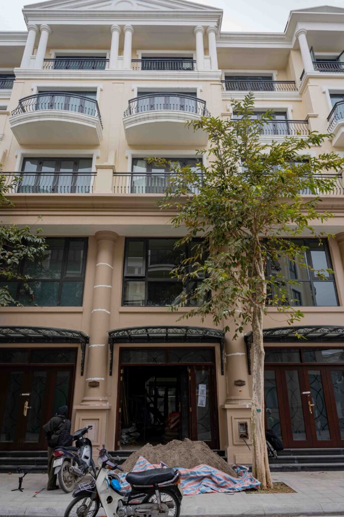 Bên ngoài căn nhà