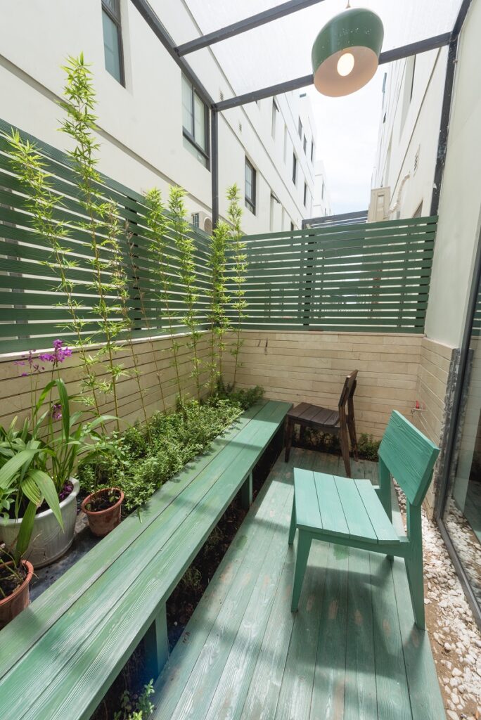 Không gian phía bên ngoài quán